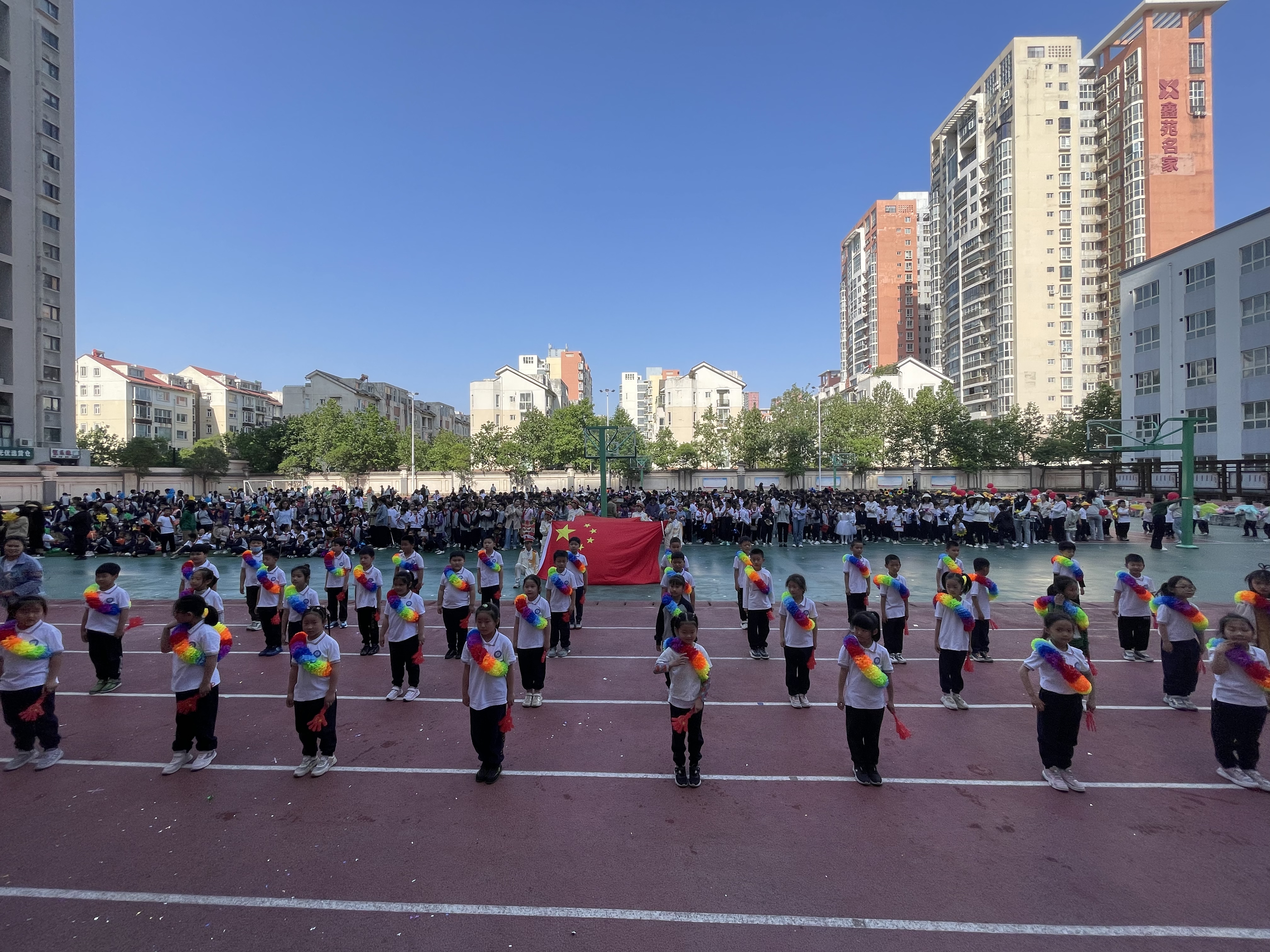 运动赛场上展现拼搏精神，队员们斗志昂扬(运动赛场上展现拼搏精神,队员们斗志昂扬的精神)