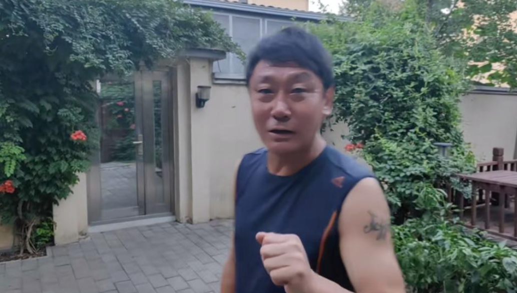 景博JBO体育app-关于国脚高峰：抛弃那英、放弃刚出生儿子，19年后现状如何？的信息