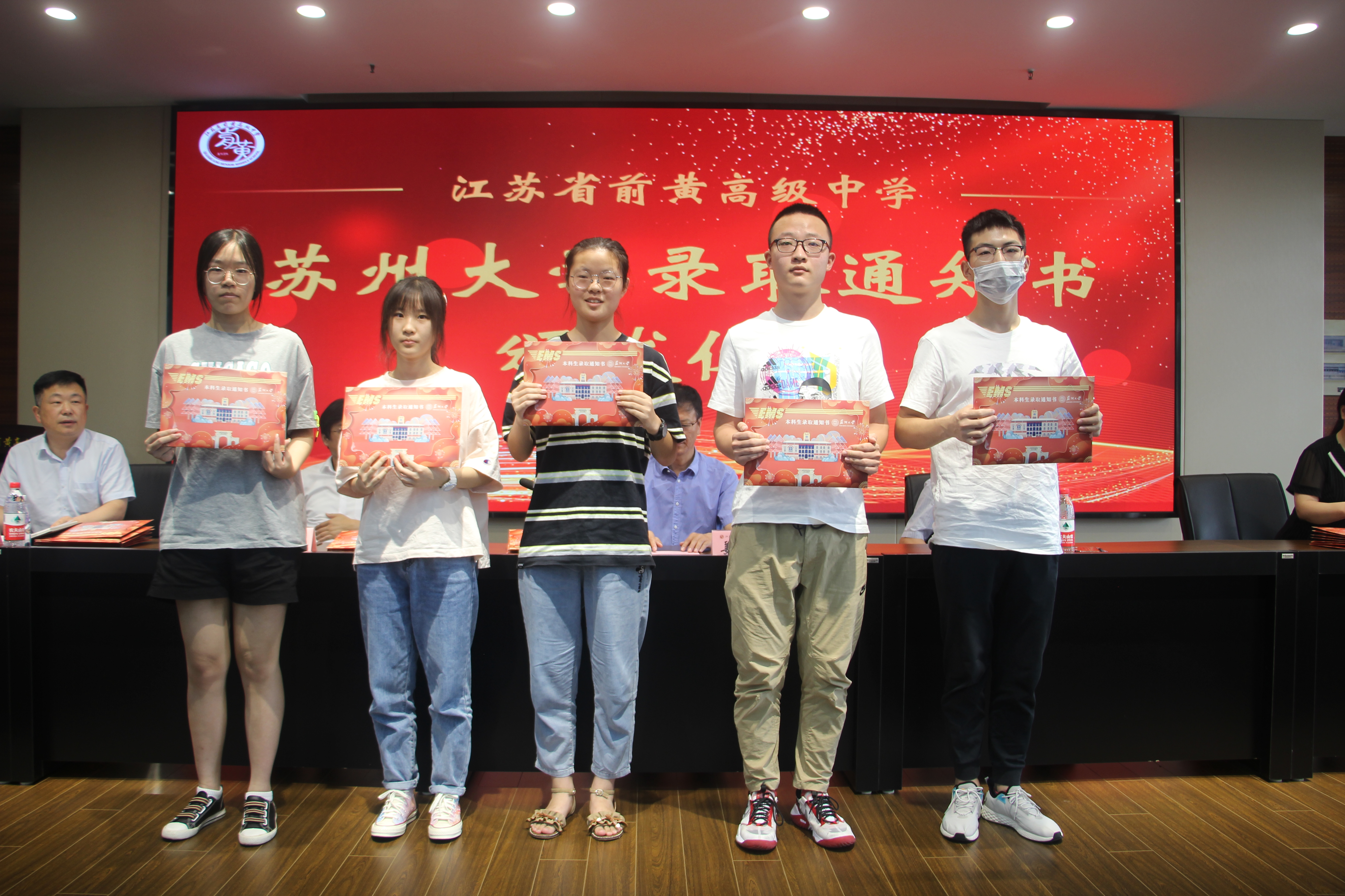 苏州大学副校长前往训练基地，为苏州队守门员纪振勇拨穗