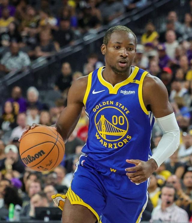 包含NBA媒体记者点评勇士球员库明加：已经打了四个赛季，目前只有22岁，年龄是其最大优势的词条