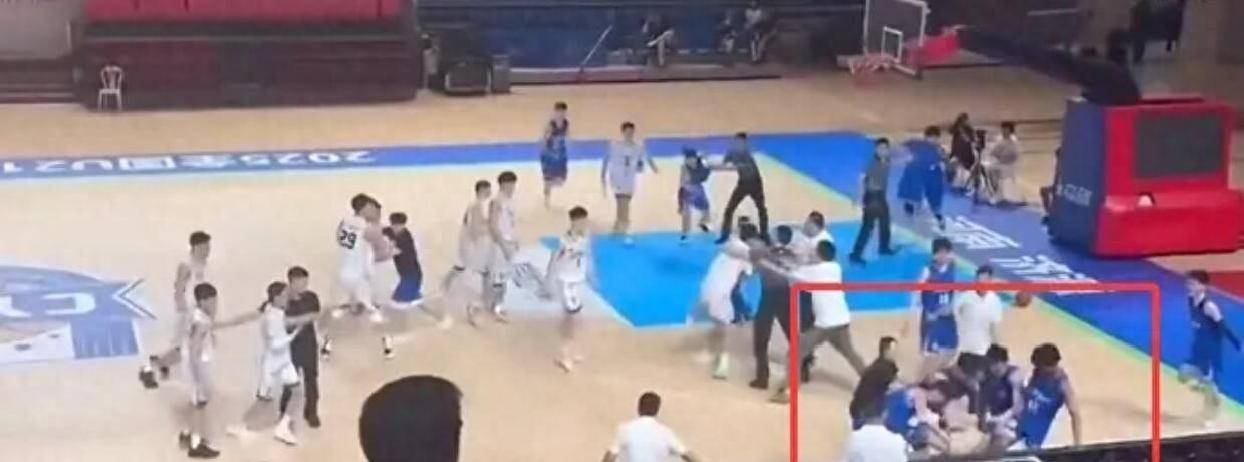 辽宁山东U21男篮冲突！山东混血脚踢倒地辽宁球员