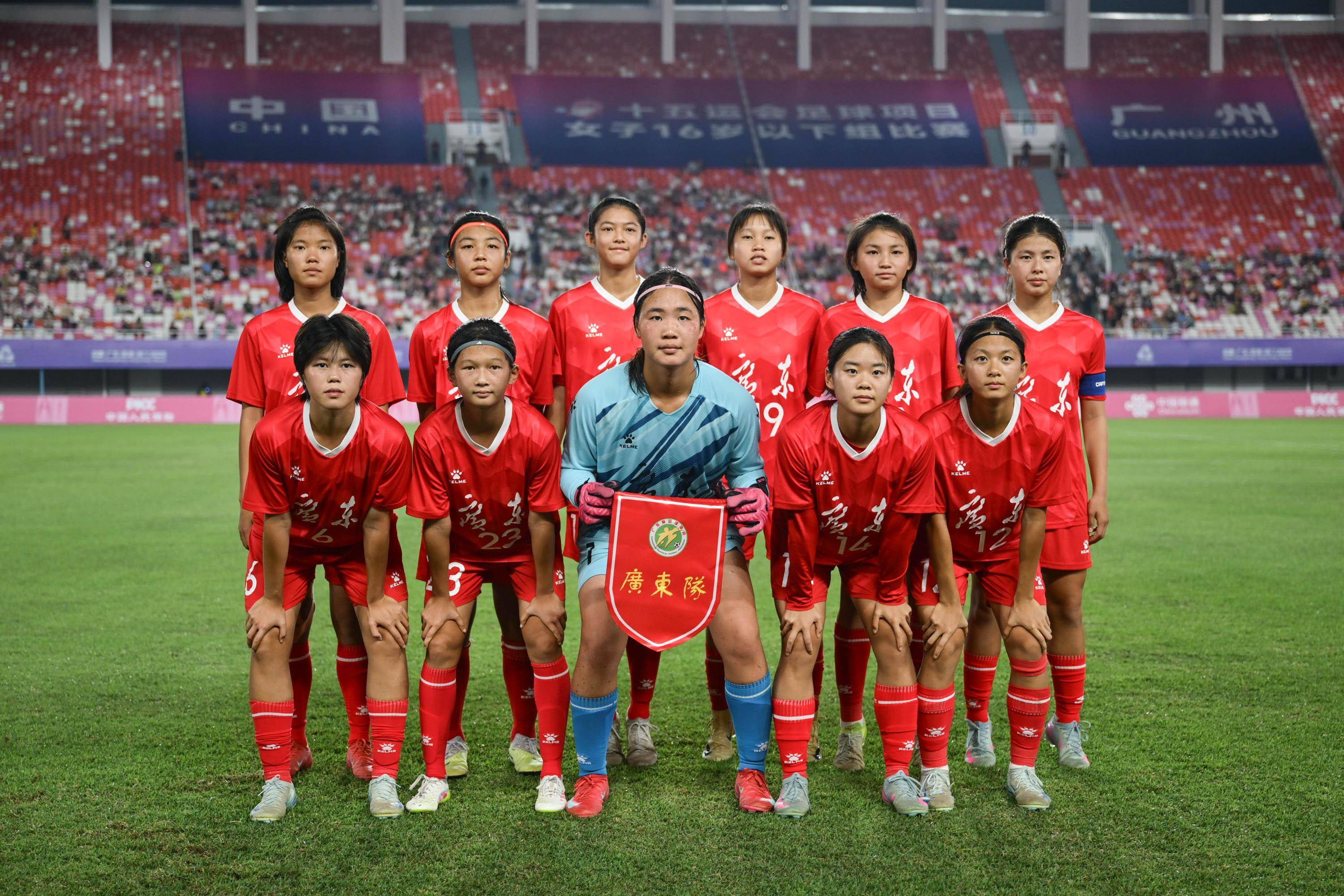 凭借实力称霸赛场，中国女足队获大赞